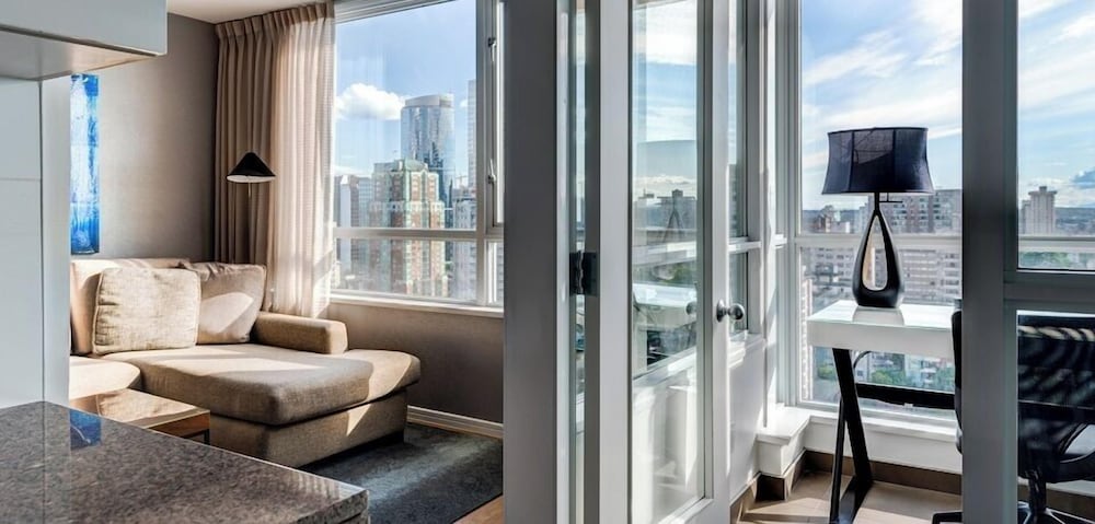 Executive 1-Bedroom Suite (1 Queen) thumbnail 6