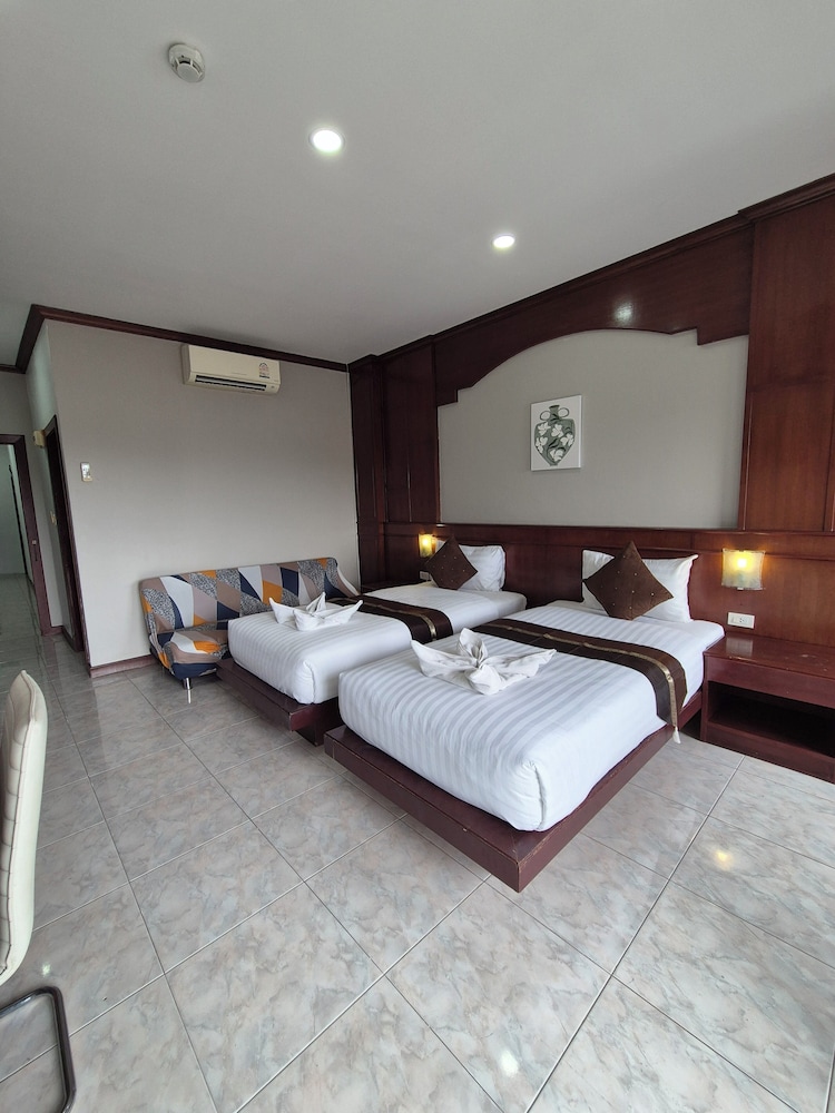 Deluxe Twin Room (with balcony and with window)