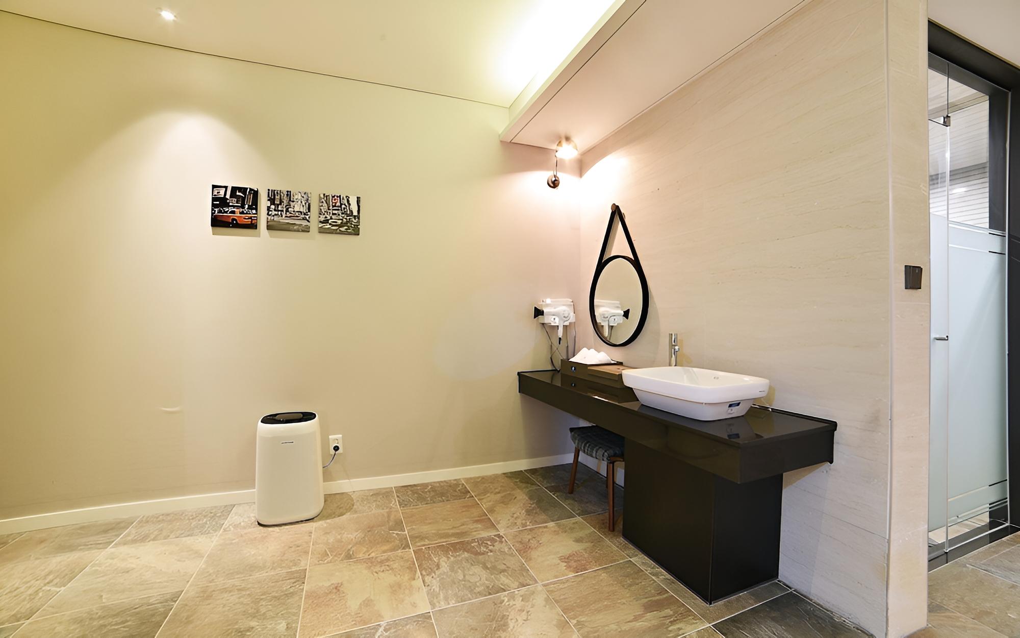 Room (VIP Twin (Bathtub Random Assignment S) - Photo 10