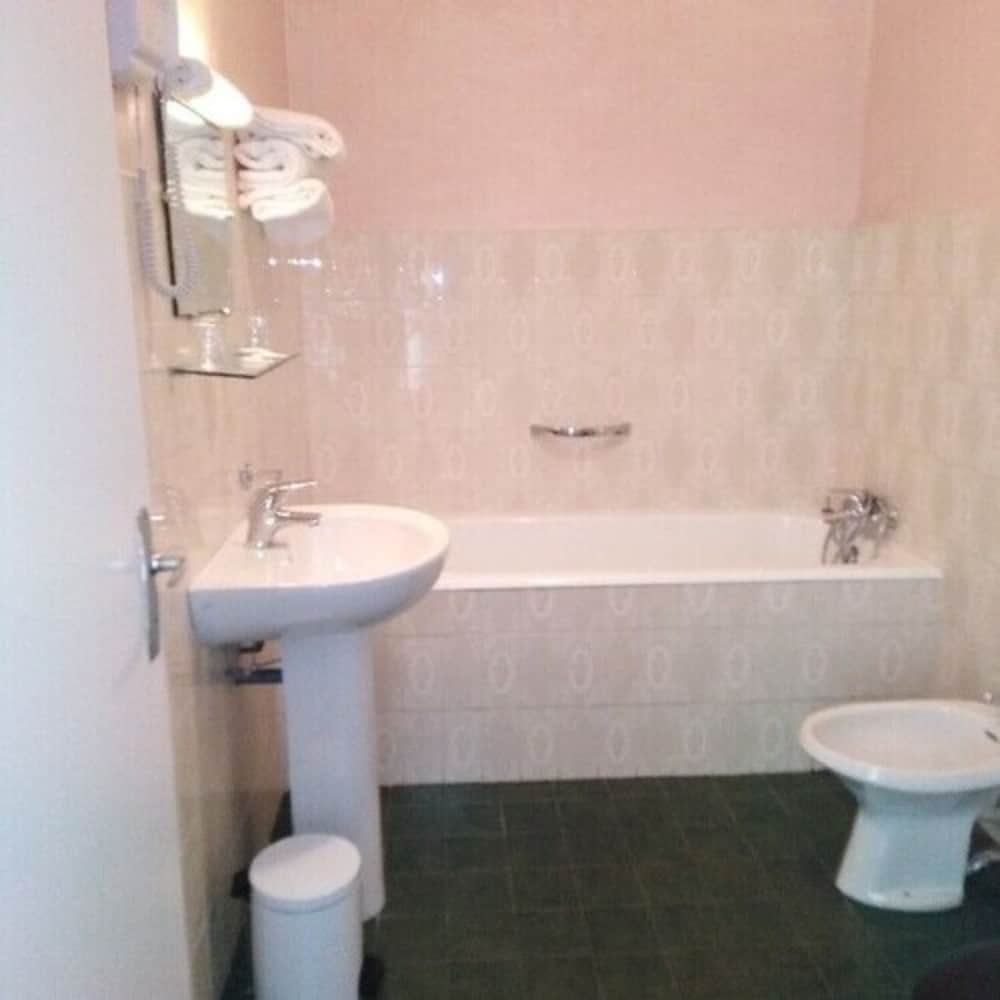 Standard Twin Room photo 2