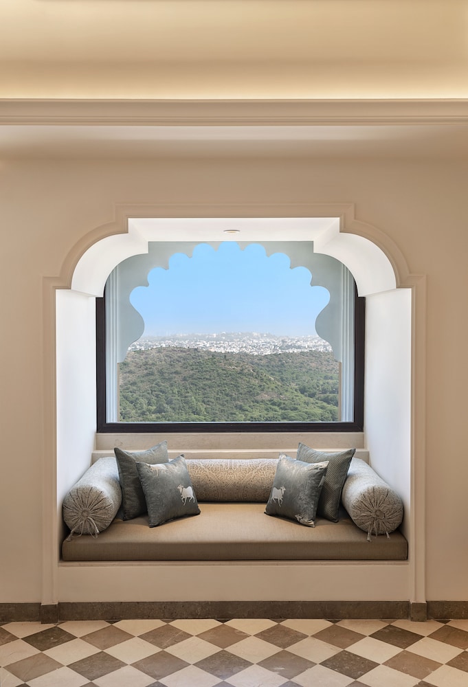 Deluxe Vista King Room - Photo 6
