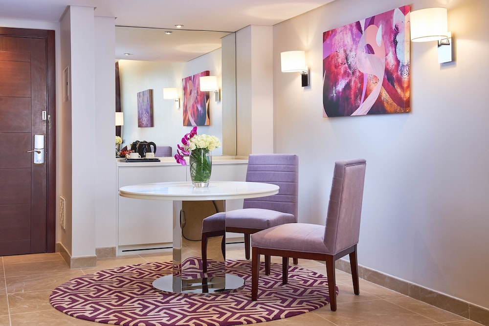 One-Bedroom Suite City View King / Twin Bed with Free Shuttle Beach Transfer, Next to Metro Station photo 3