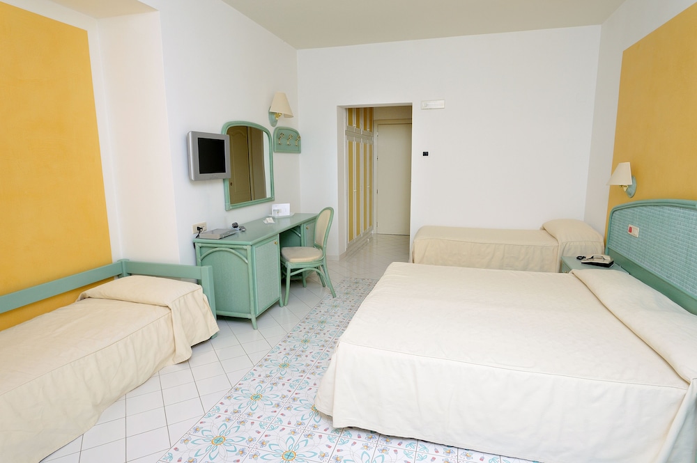 Classic Quadruple Room, Sea View