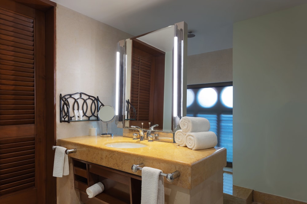 Room, Pool View - Photo 3