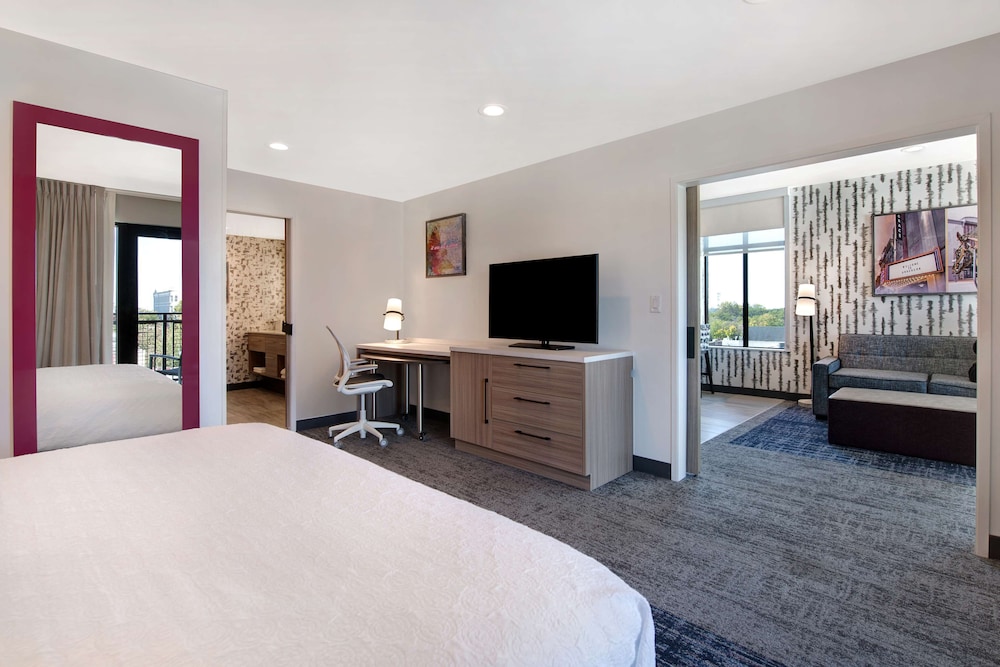 Deluxe Suite, 1 King Bed, Accessible (Hearing) - Photo 2