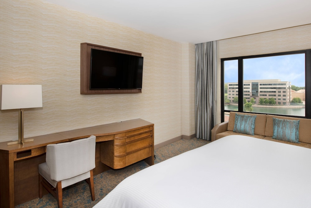 Premium Room, 1 King Bed - Photo 3