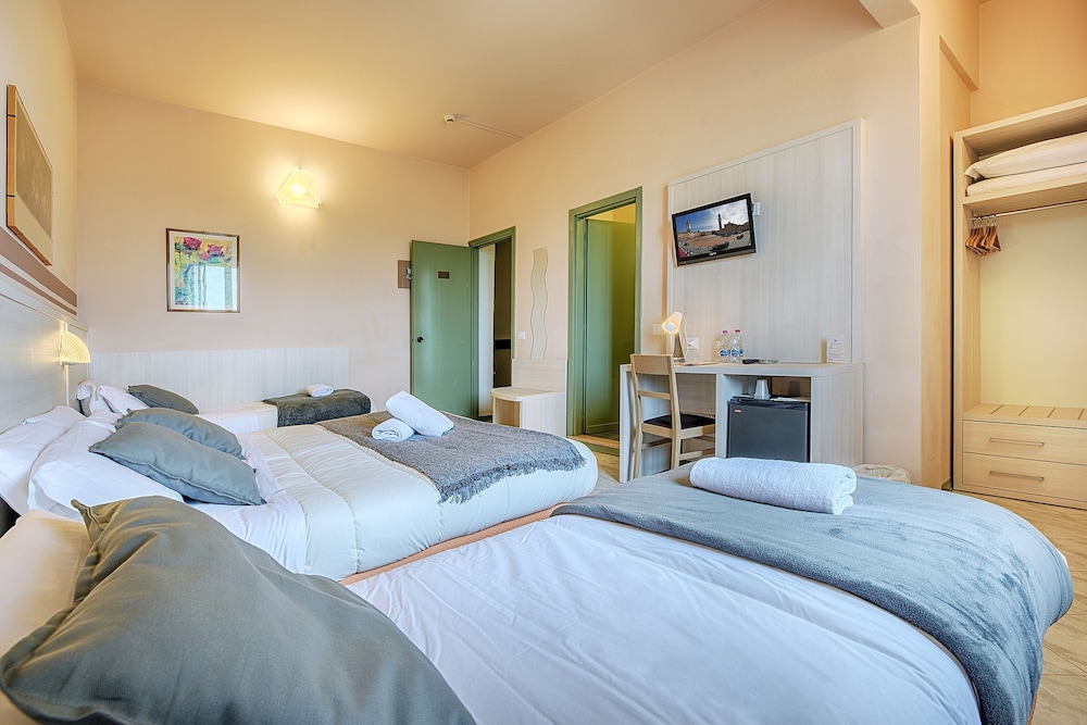 Superior Quadruple Room photo 2