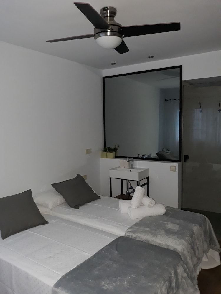 Design Duplex, Multiple Bedrooms, Fireplace, Poolside