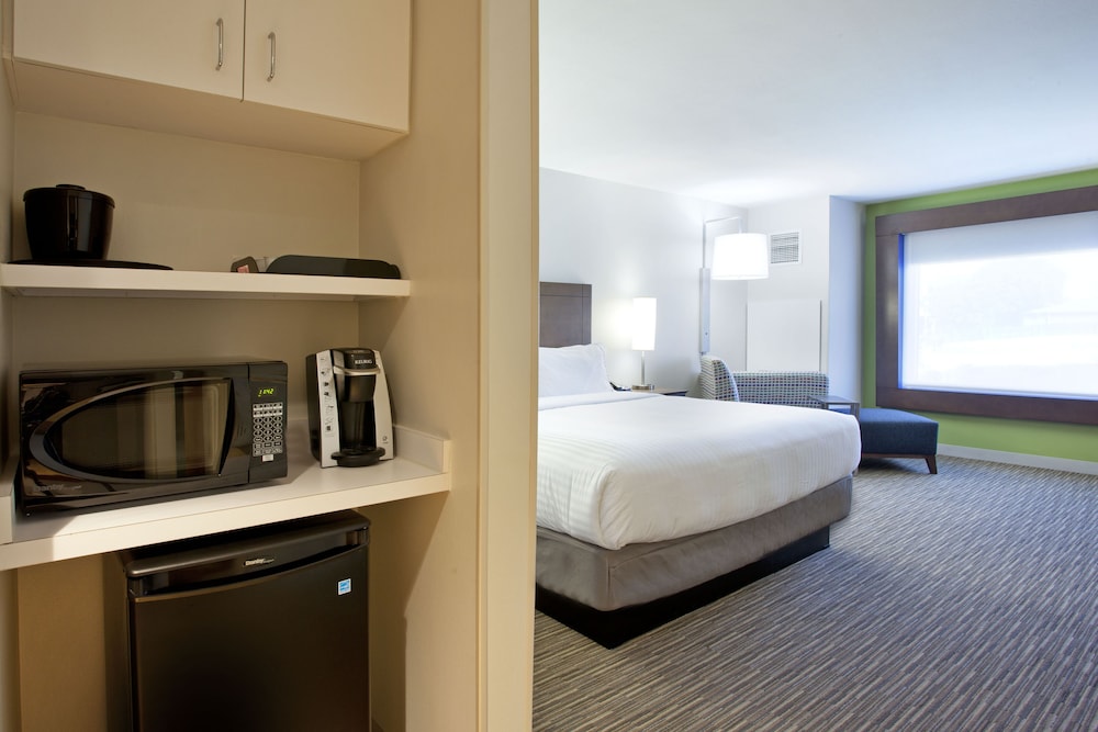 Standard Room, 1 King Bed, Accessible, Pool View (Comm) at Holiday Inn Express Hotel & Suites Austin Downtown - University by IHG in Austin