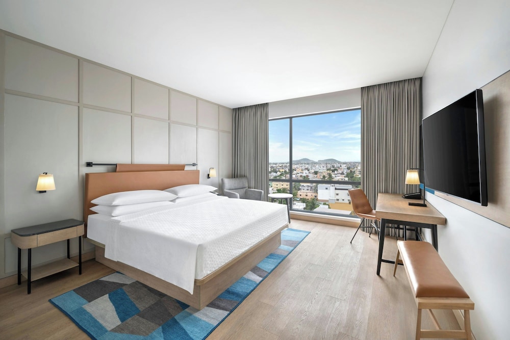 Executive Suite, 1 King Bed, City View