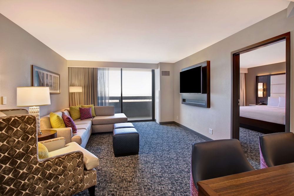Suite, 1 King Bed, Accessible, Balcony - Photo 1