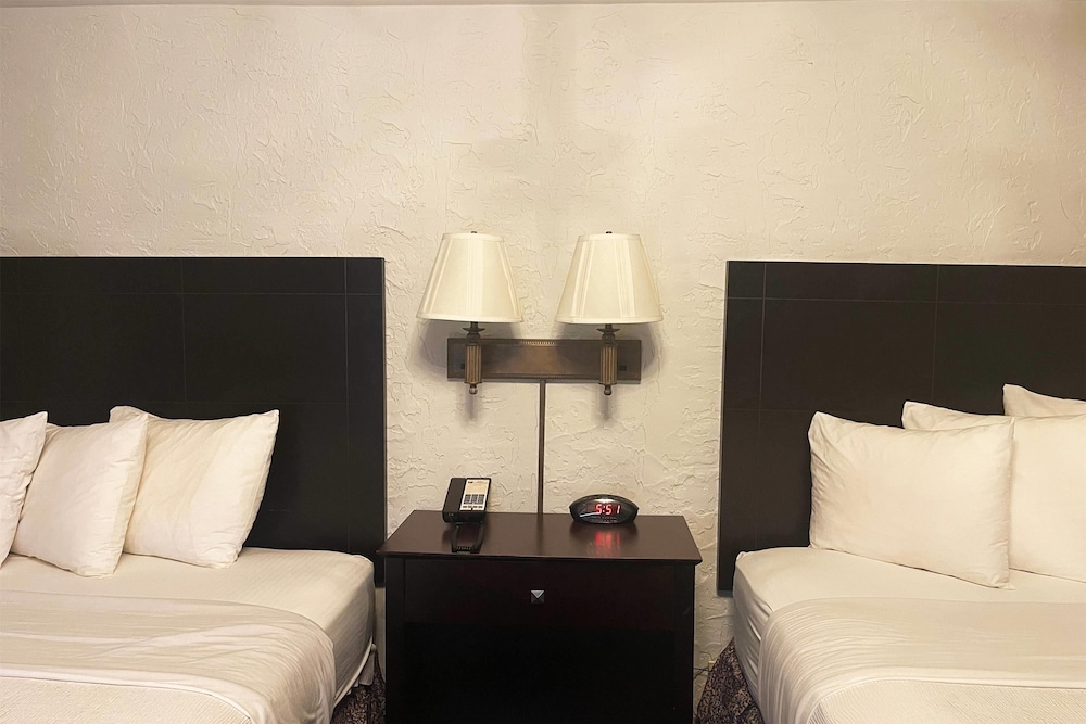 Deluxe Room, 2 Queen Beds, Non Smoking - Photo 2