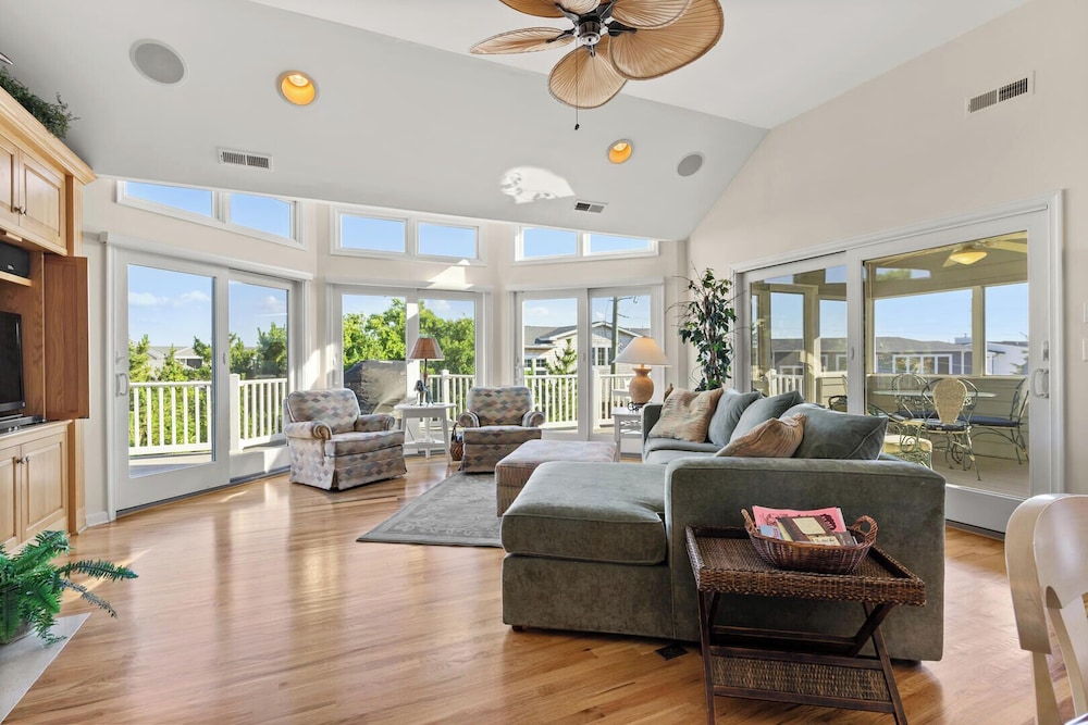 House, Multiple Beds, Balcony, Partial Ocean View (MARY AVENUE 101) photo 1