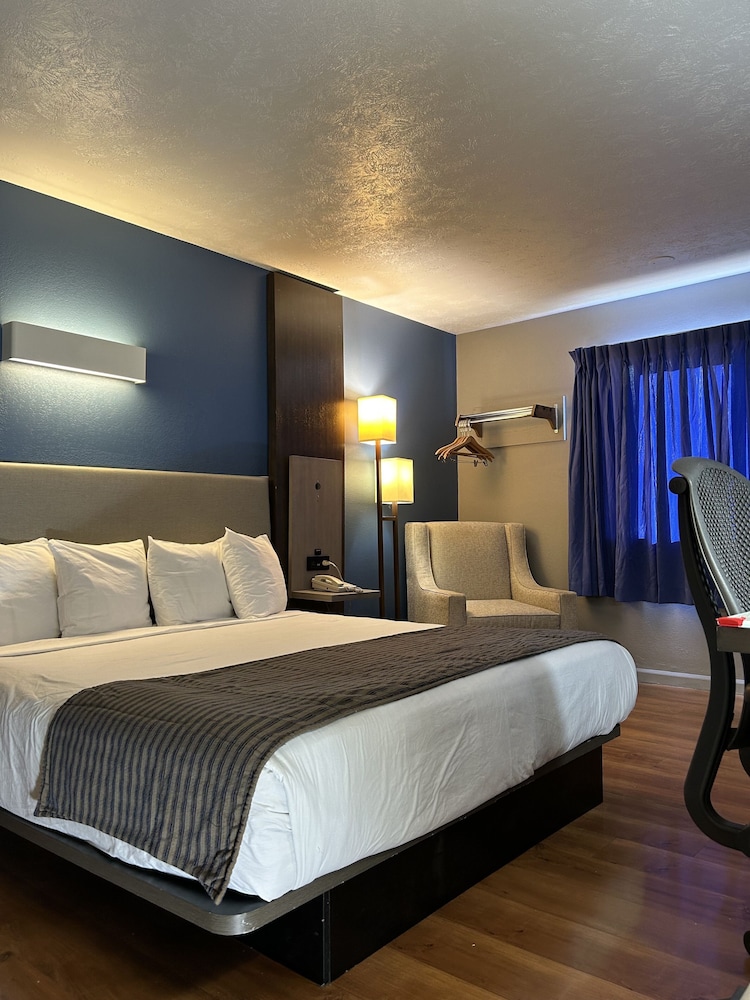 Standard Room, 1 King Bed, Non Smoking - Photo 1