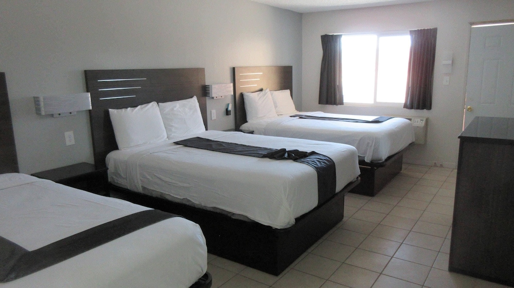 Standard Room, Multiple Beds, Non Smoking photo 1