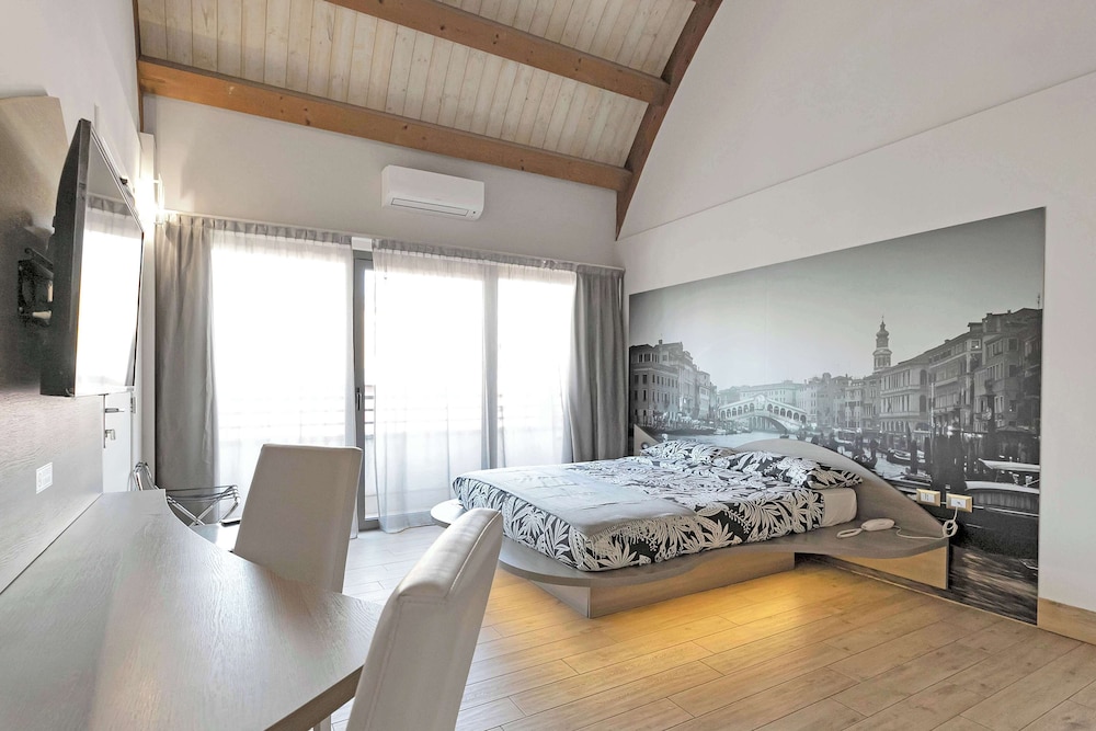 Standard Studio Suite, Balcony, Courtyard View