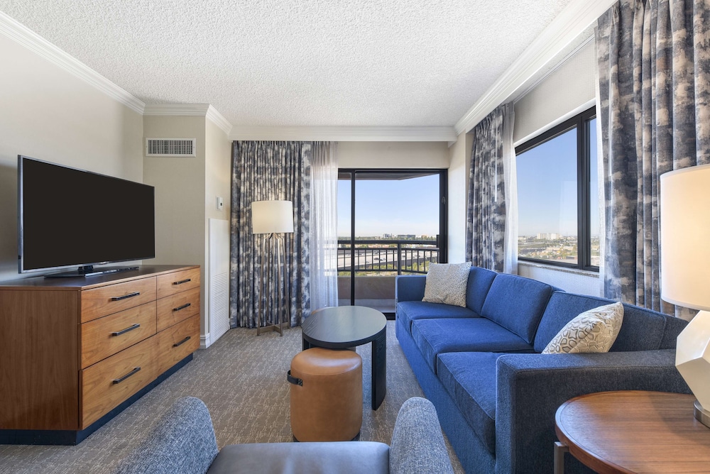 Suite - 1 King Bed with Queen Sofabed - High Floor - Photo 6