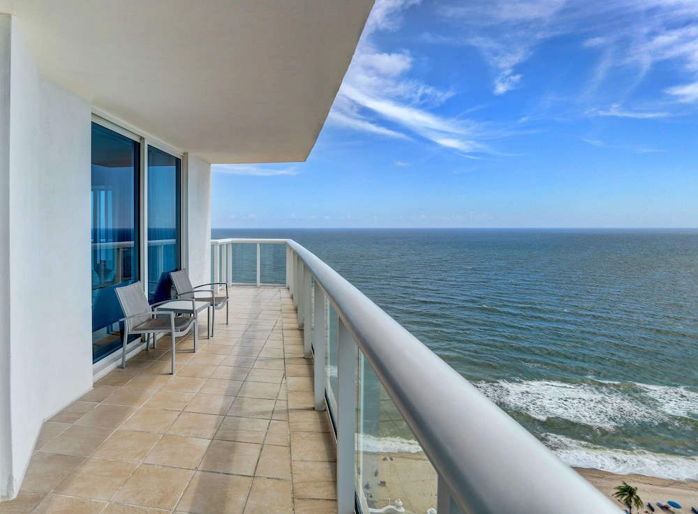 Suite, 1 King Bed, Accessible, Oceanfront - Photo 1