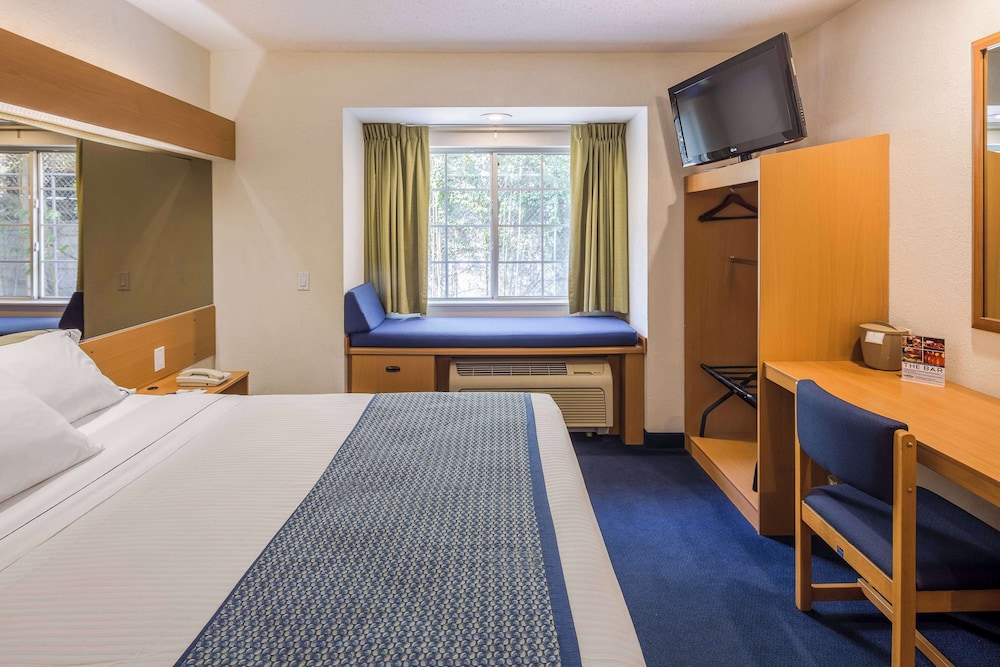 Standard Room, 1 Queen Bed, Accessible - Photo 5