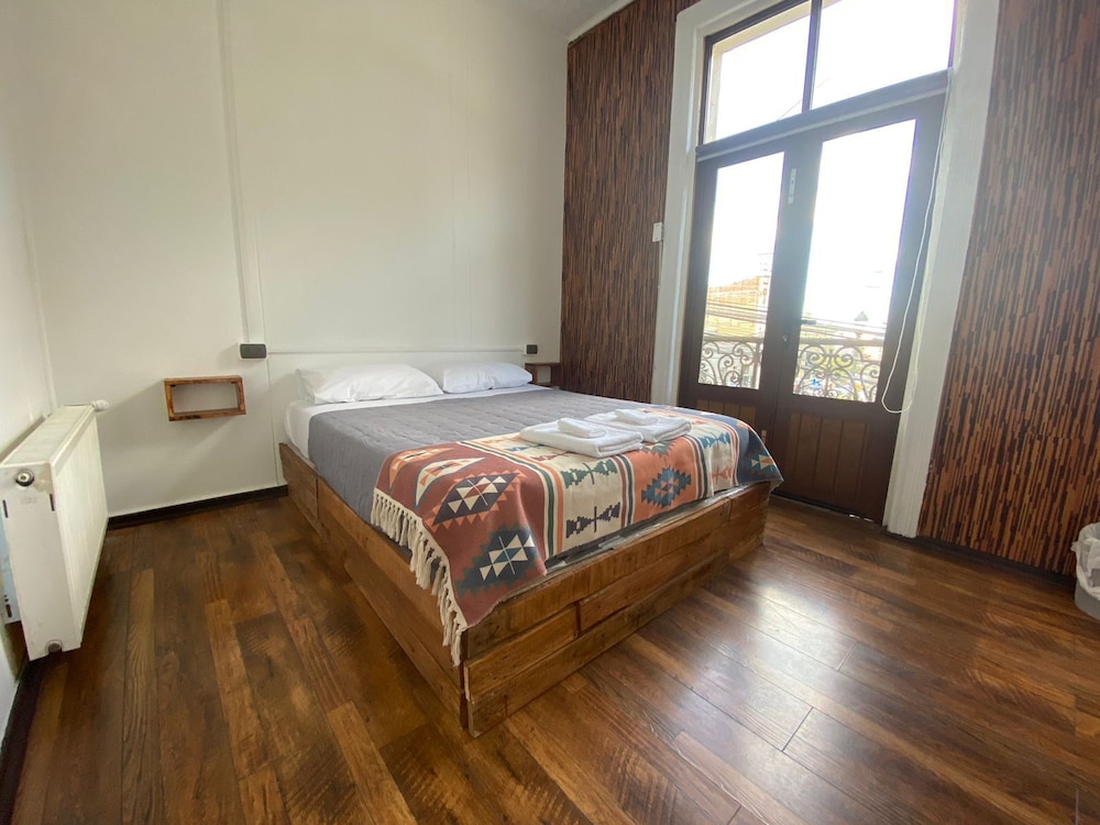 Basic Double Room, 1 Queen Bed, Shared Bathroom photo 1