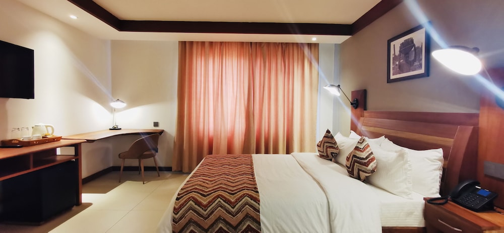 Deluxe Room, City View - Photo 1