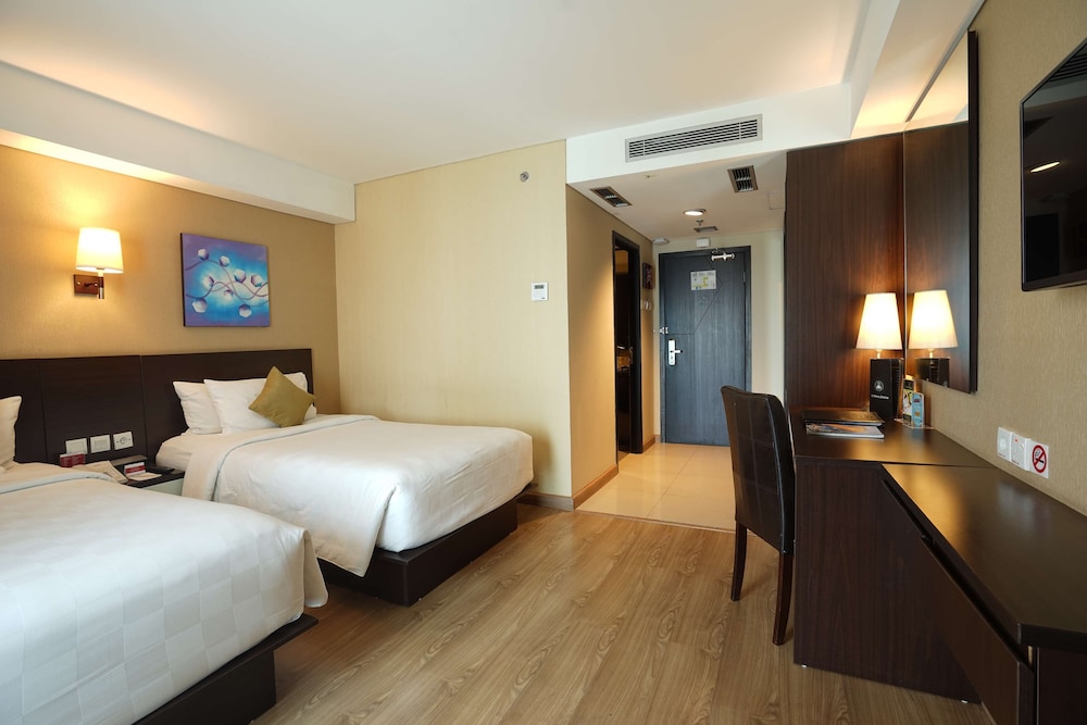 Deluxe Room, 2 Twin Beds, Smoking, City View photo 3