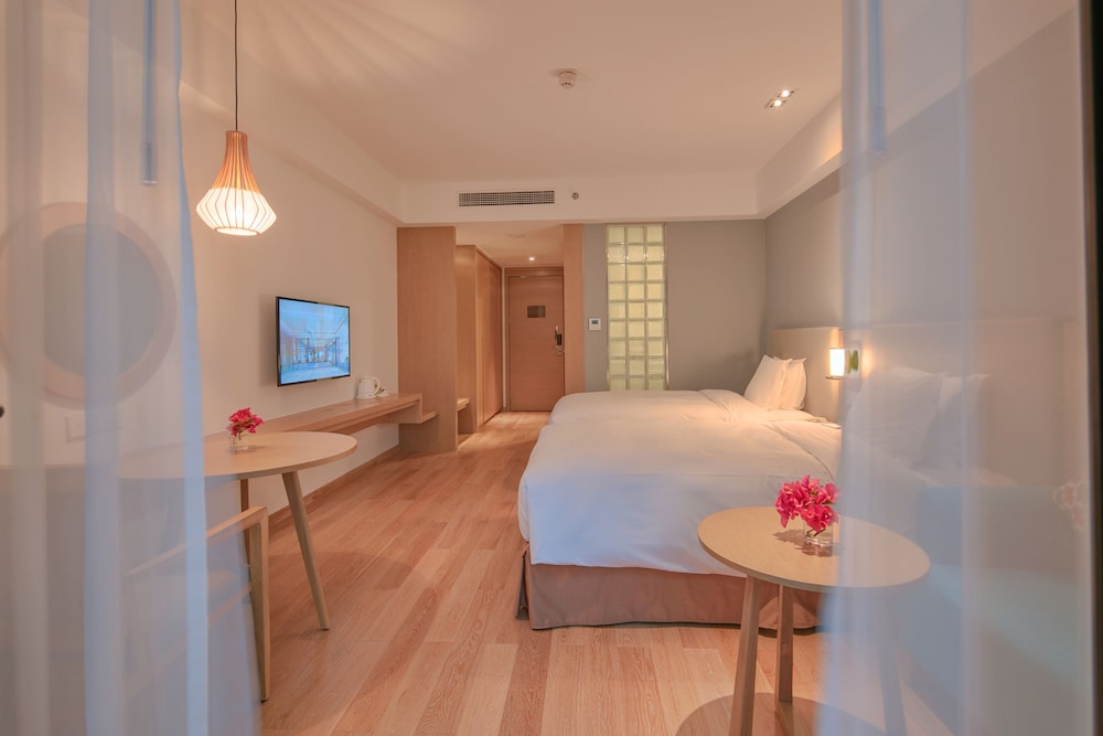 Standard Room, 2 Twin Beds (Atrium View) photo 2