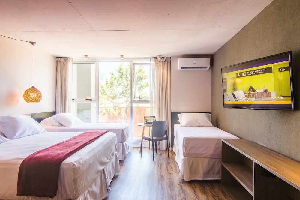 Classic Triple Room, City View photo 2