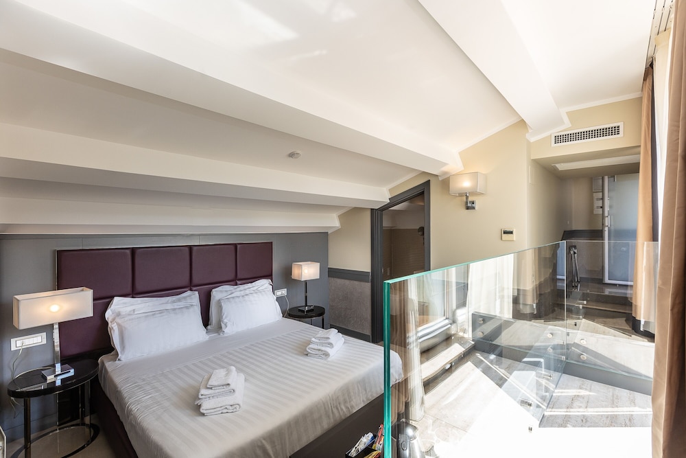 Luxury Room, Hot Tub, City View - Photo 3