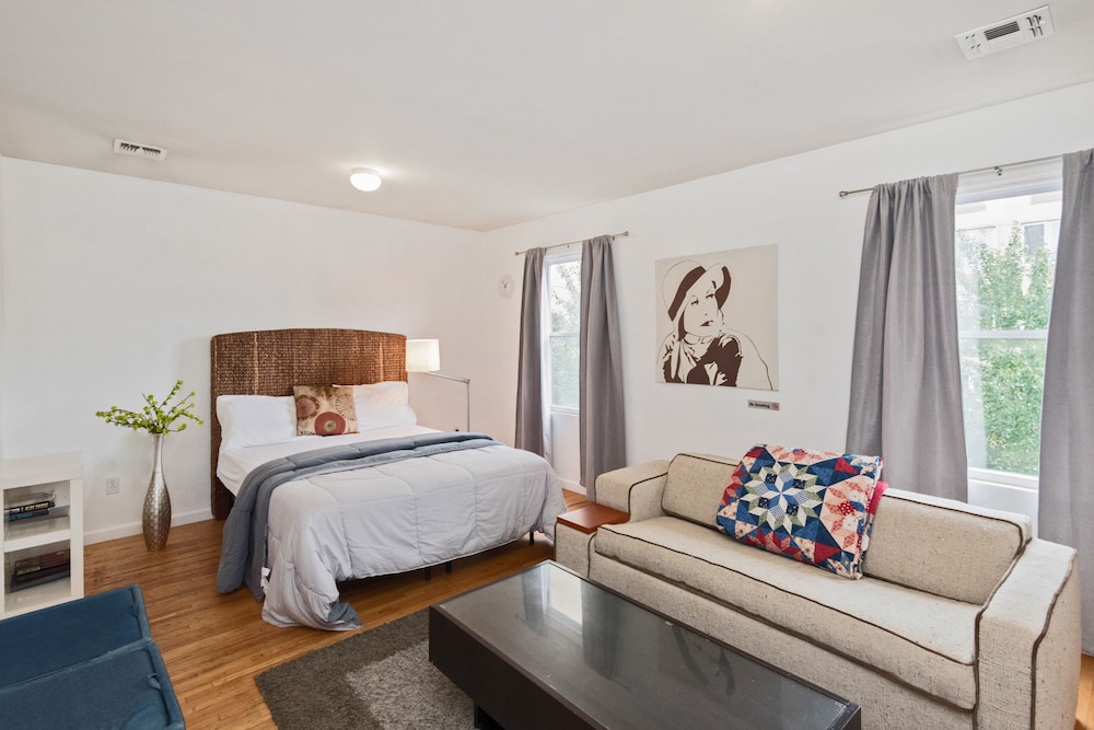 Executive Room, 1 Queen Bed with Sofa bed, Non Smoking, Private Bathroom, Shared Kitchen photo 2