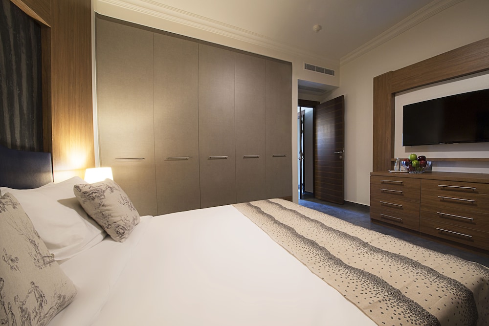 Deluxe One Bedroom Suite, with Balcony photo 2