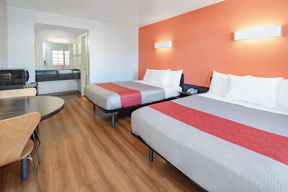 Standard Room, 2 Double Beds, Non Smoking photo 3