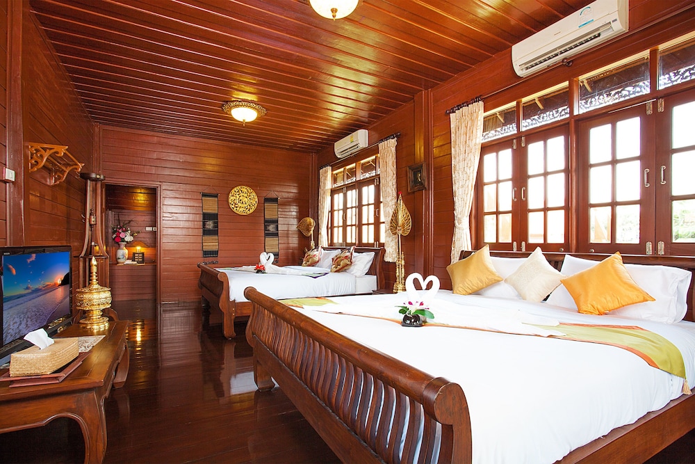 Thai Villa, 4 beds 3BR - Poolside