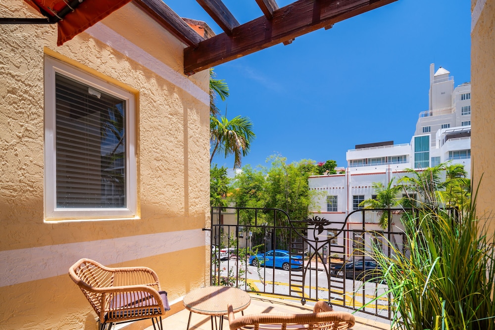 Deluxe King Suite with Balcony - Impala Building (Self Check-in)