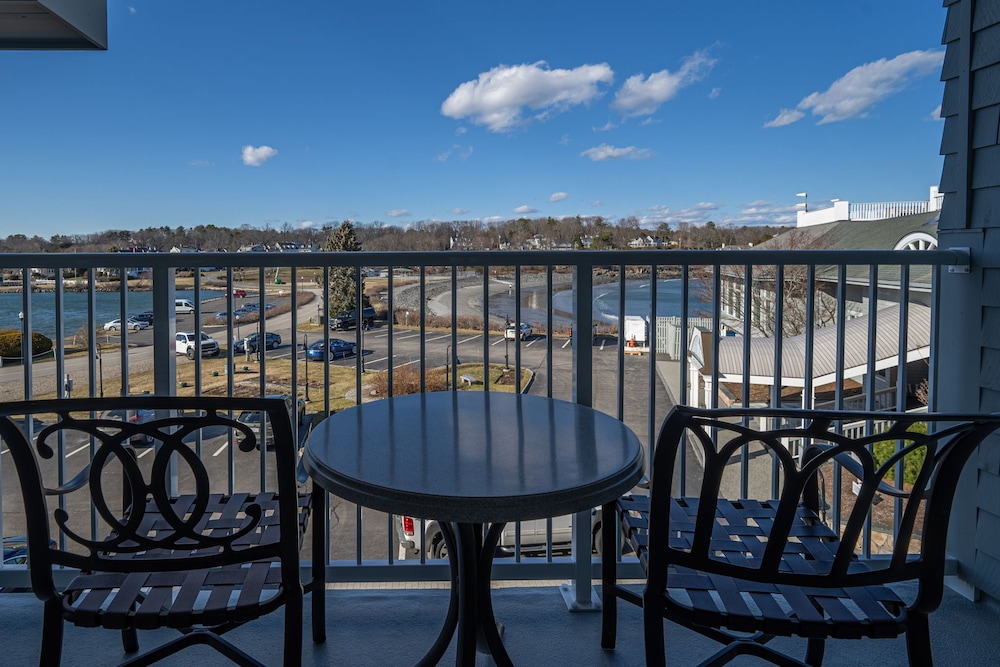 Upperbeach King (Partial Beachview, Balcony) photo 2