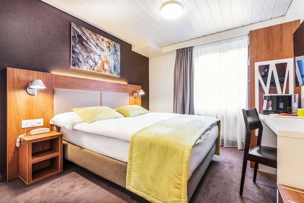 Standard Room, 1 Queen Bed photo 2