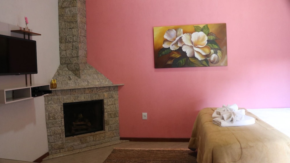 Superior Chalet, 1 Queen Bed, Housekeeping, Garden View photo 3