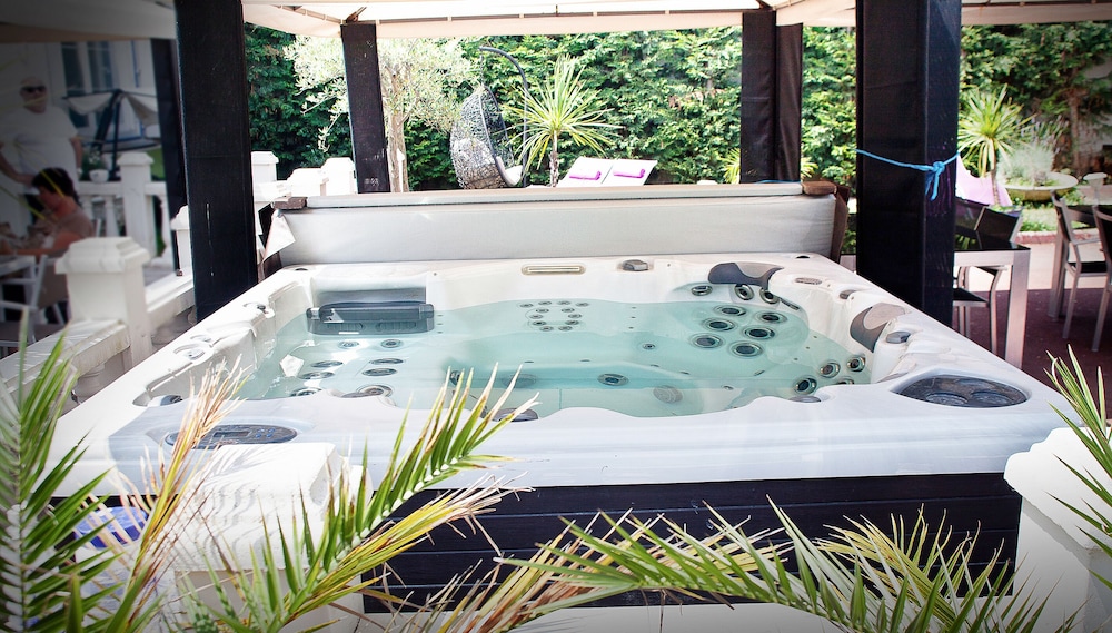 Classic Triple Room, Hot Tub (Iris) photo 2