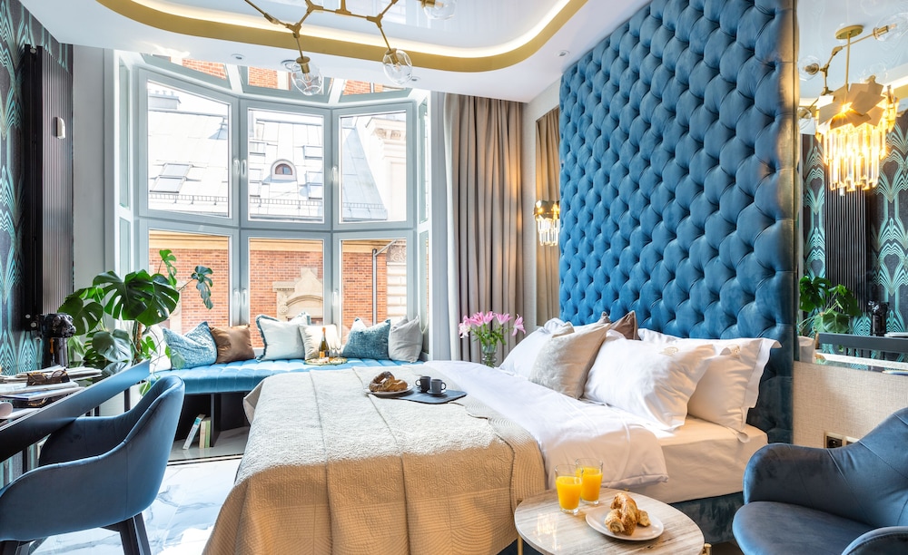 Luxury Studio Suite, 1 King Bed, Non Smoking, Kitchenette photo 1