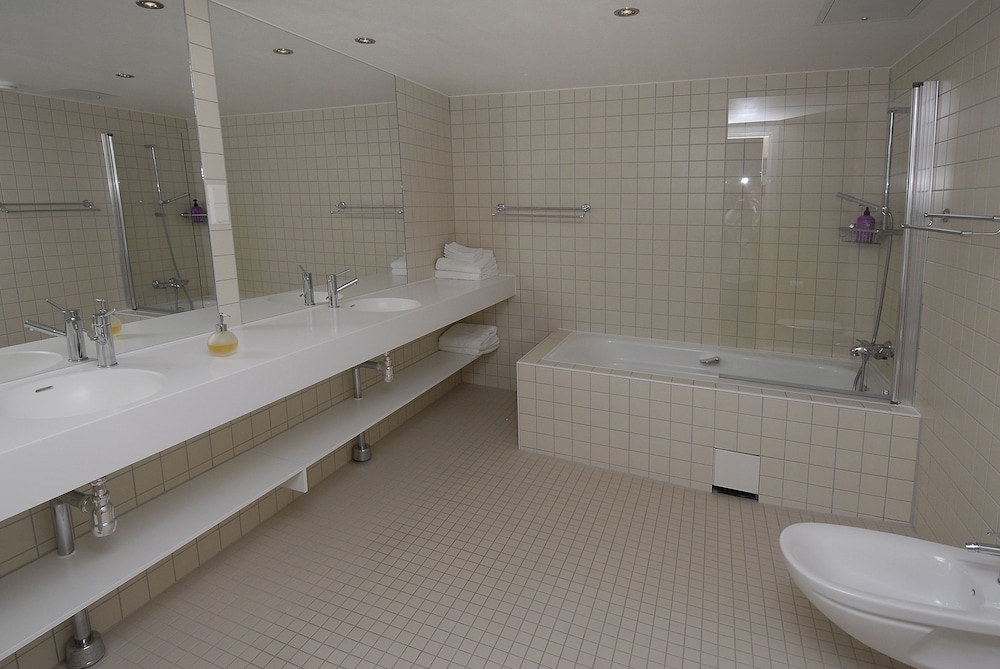 Senior Suite, Lake View photo 3