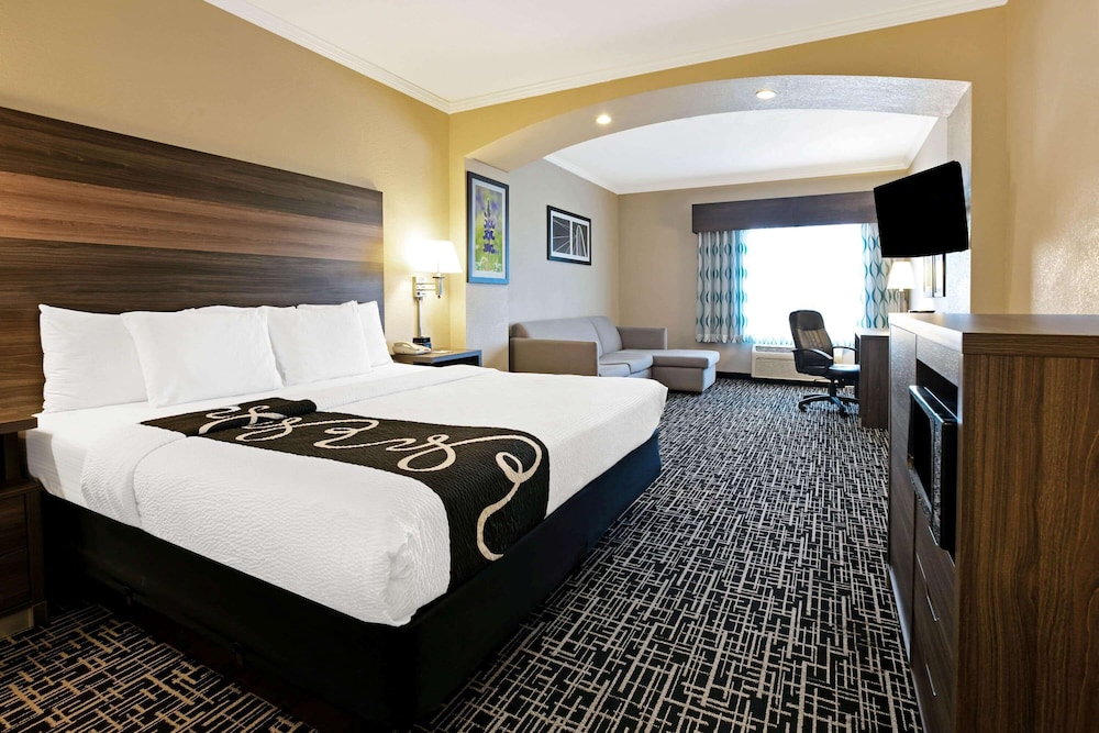Deluxe Suite, 1 King Bed, Non Smoking - Photo 2