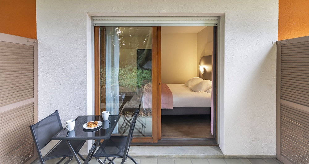 Standard Room, 1 Queen Bed, Non Smoking, Terrace - Photo 11
