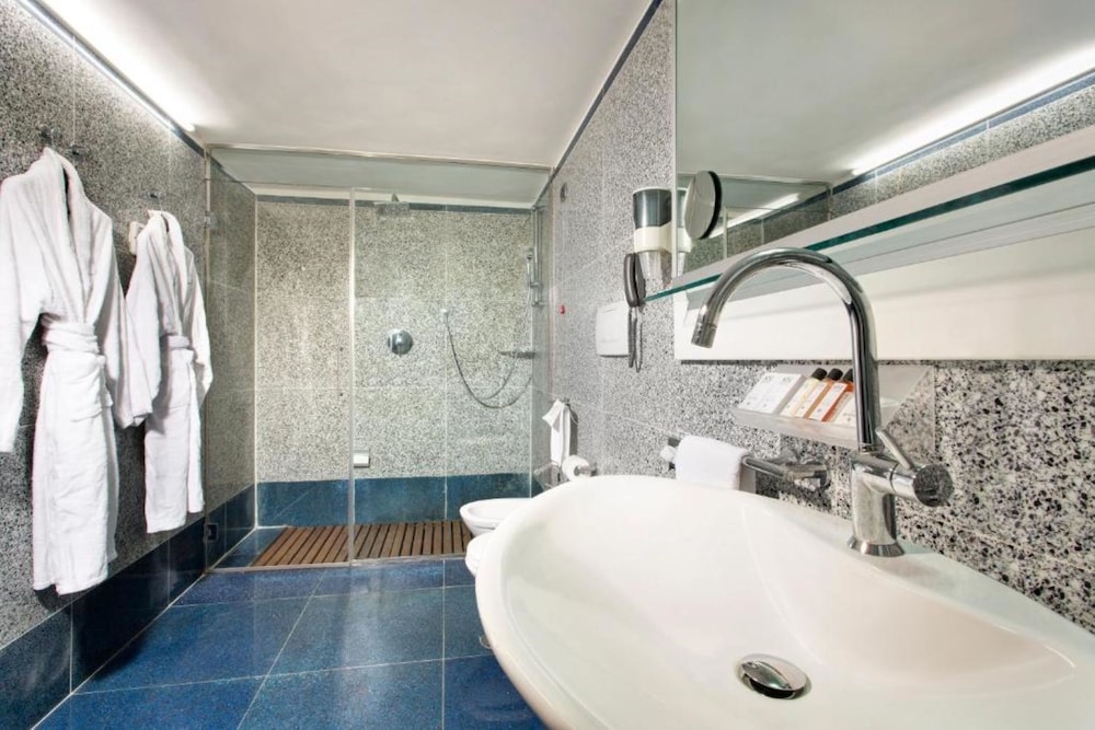 Junior Suite, 1 King Bed - Photo 6