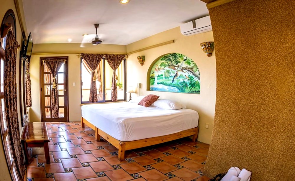 Room, 1 King Bed, Balcony - Photo 9