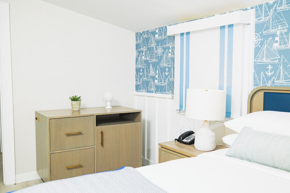 Standard Room, 1 King Bed, Bathtub Grab Bars, City View - Photo 2