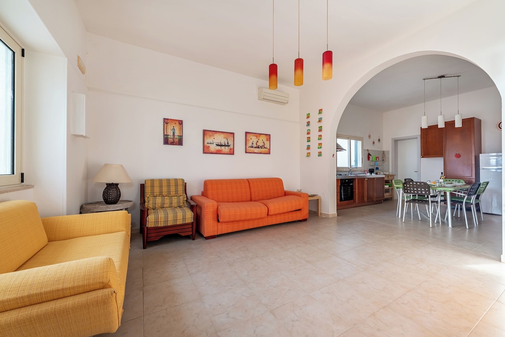 Family House, Multiple Bedrooms, 2 Bathrooms, Sea Facing (Kallisti Beach House - sea front) photo 3