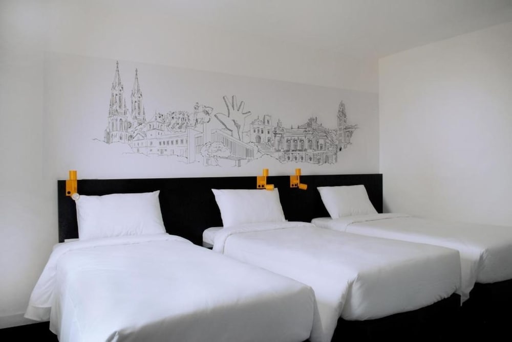 Standard Triple Room, Mobility Accessible - Photo 3