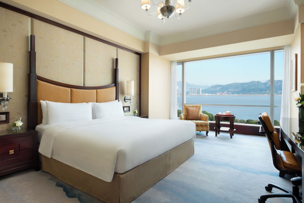 Deluxe Room, 1 King Bed, River View - Photo 1