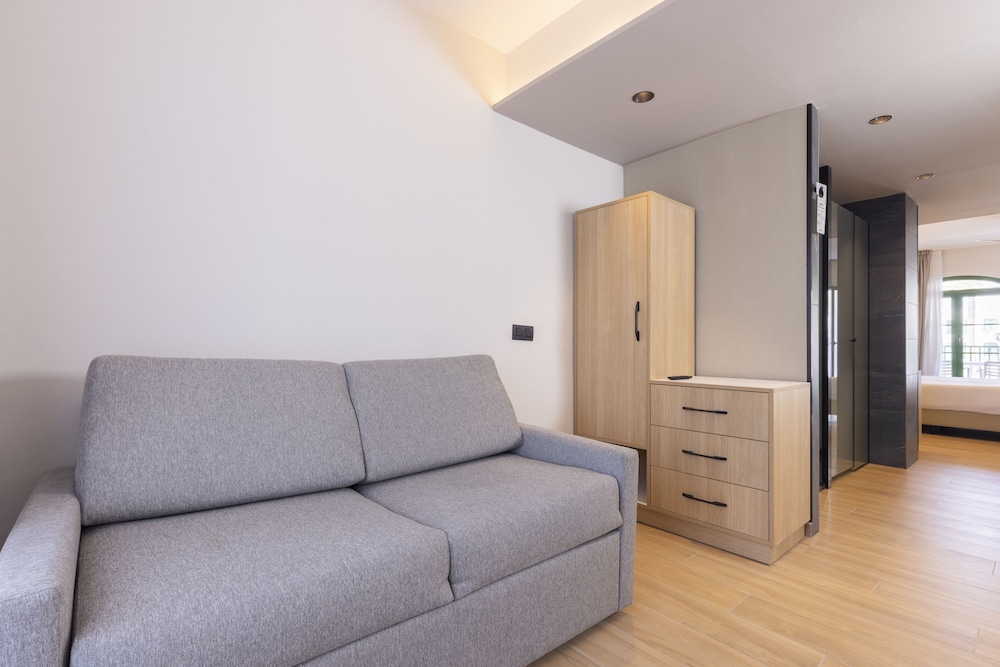 Studio Suite, Pool View (2 adults and 1 child)