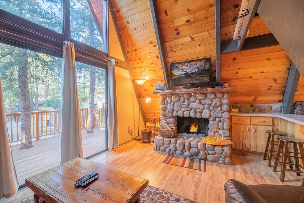 House, Multiple Beds, Patio, Mountain View photo 2